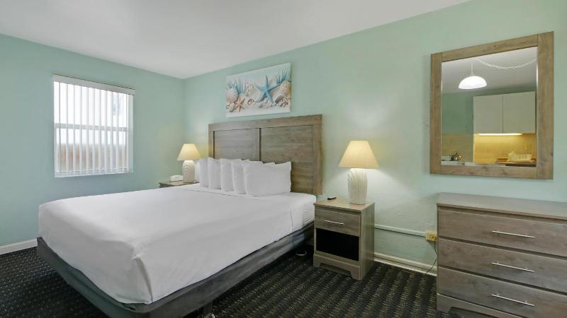 Ocean Court Beachfront Hotel - image 36