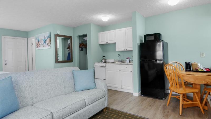 Ocean Court Beachfront Hotel - image 48