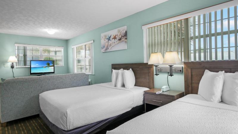 Ocean Court Beachfront Hotel - image 30
