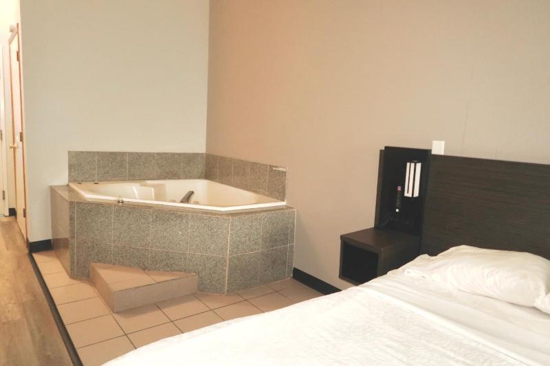 King Suite with Spa Bath - Non-Smoking image 4