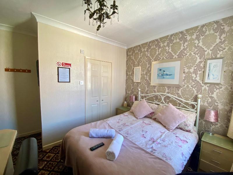 Small Double Room image 1