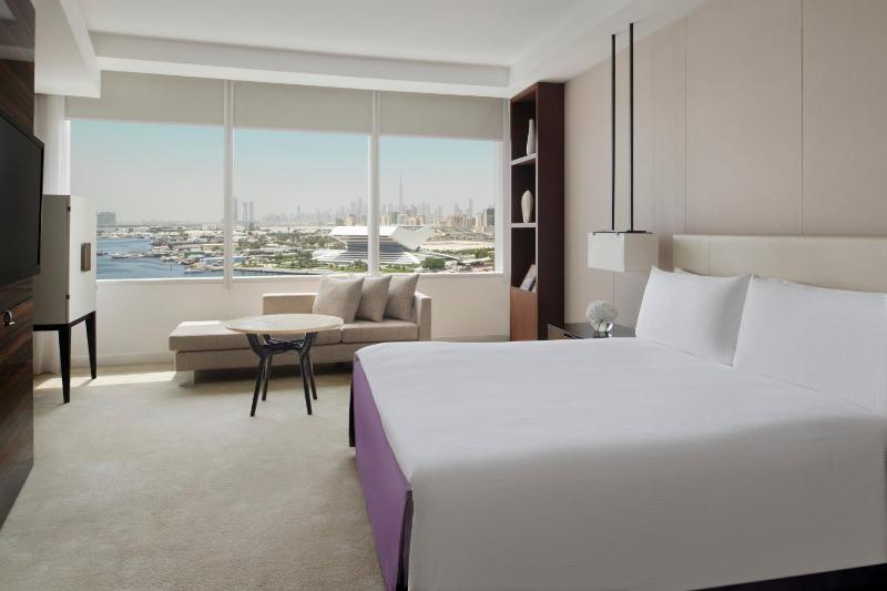 Premium King Room - Club Lounge Access image 4
