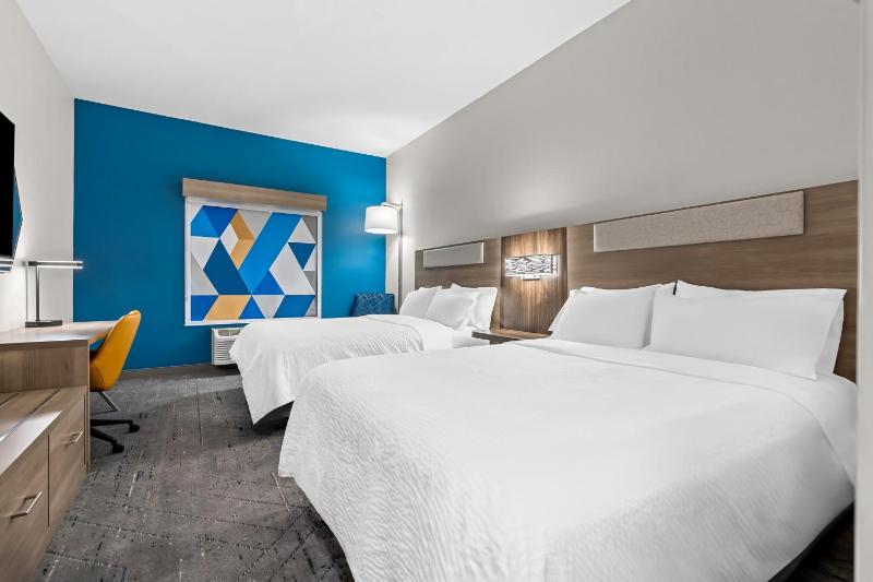 Standard Queen Room with Two Queen Beds image 2