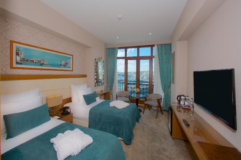 Double or Twin Room with Sea View image 2