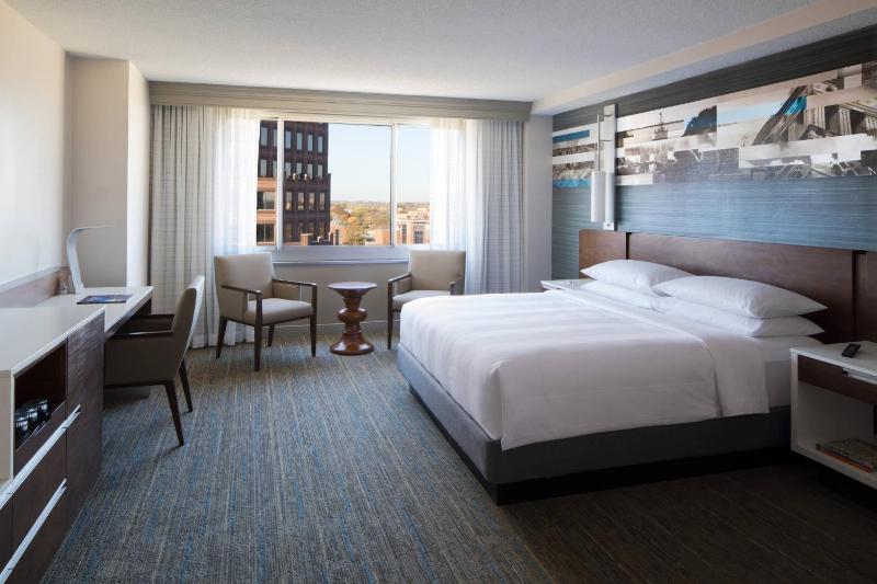 Executive King Room with Sofa Bed image 3