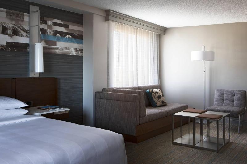 Executive King Room with Sofa Bed image 2