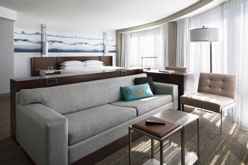 Junior King Suite with Sofa Bed image 4