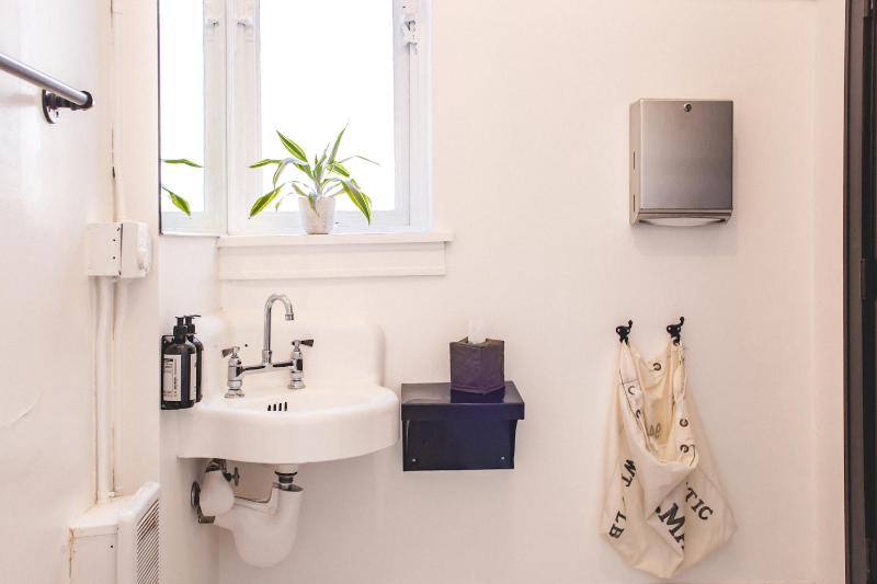 Queen Room with Shared Bathroom - Self Check-in with Virtual Front Desk image 3