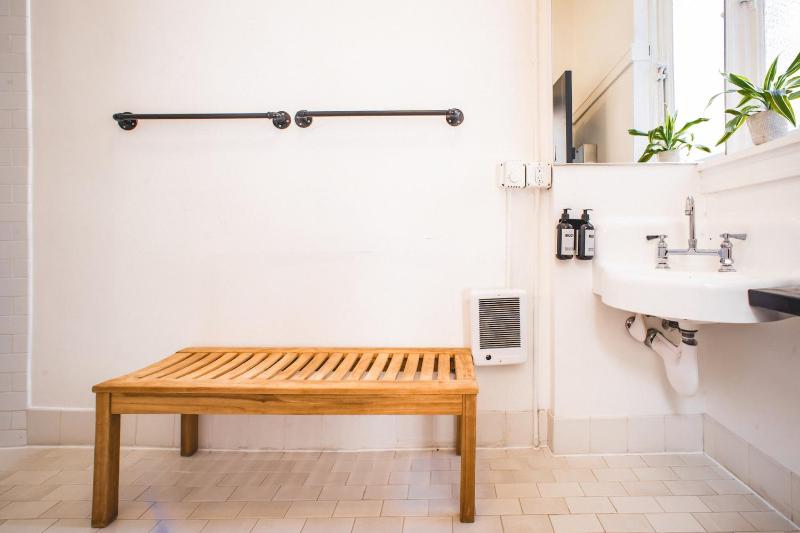 Queen Room with Shared Bathroom - Self Check-in with Virtual Front Desk image 4