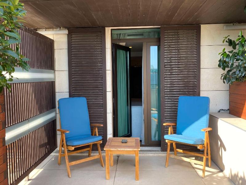 Deluxe King Room with Terrace image 3