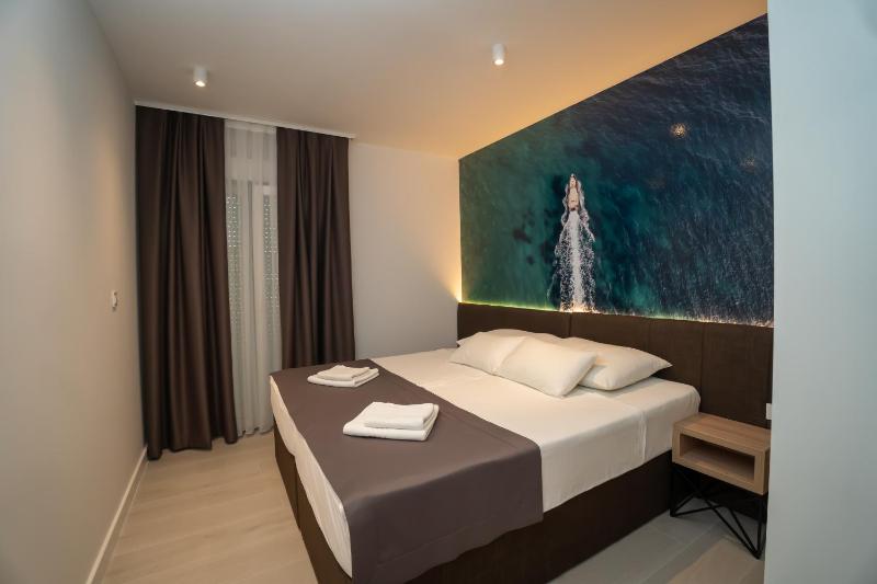 Deluxe Two-Bedroom Apartment image 4