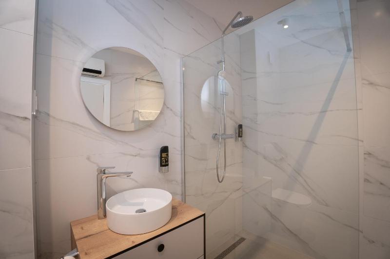 Deluxe One-Bedroom Apartment image 2