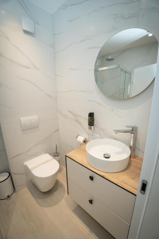 Deluxe One-Bedroom Apartment image 1