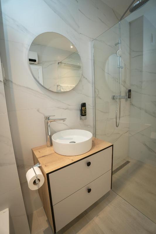Deluxe Two-Bedroom Apartment image 2