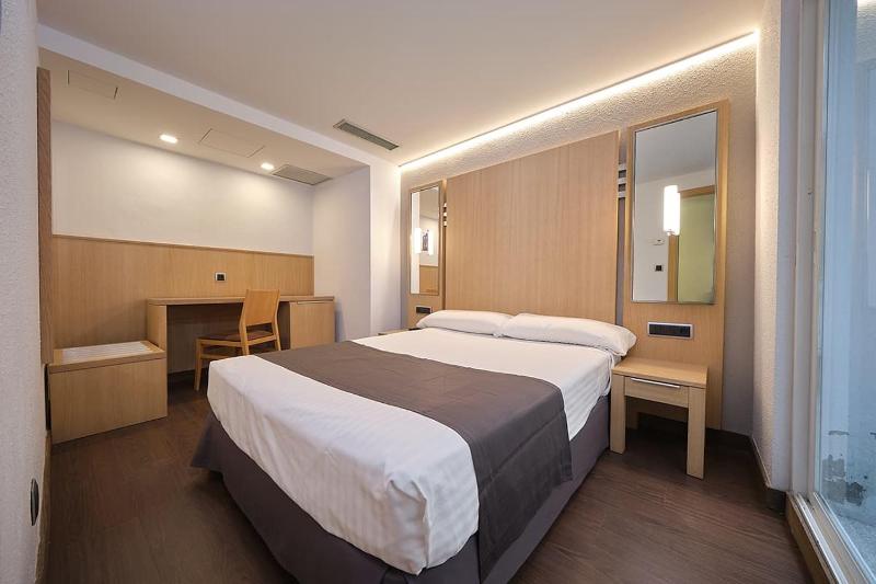 Economy Triple Room image 2