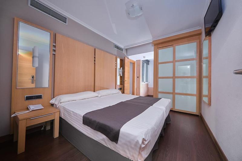 Economy Triple Room image 1