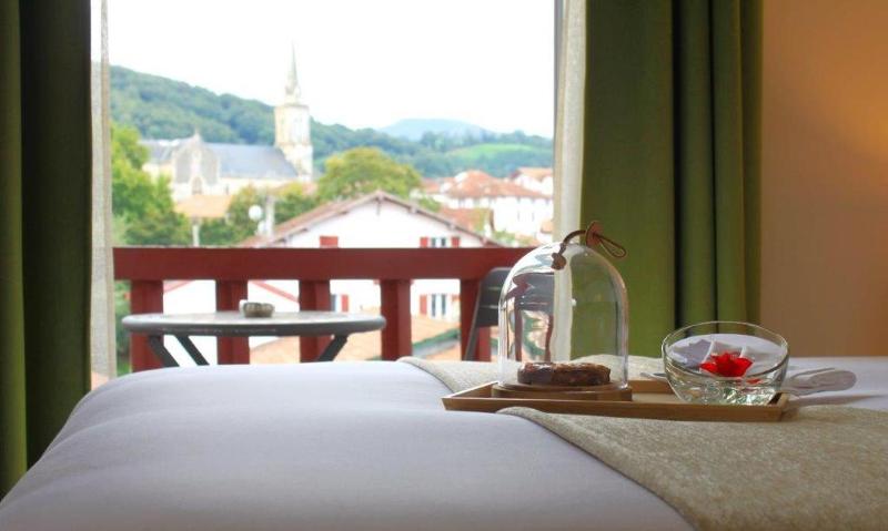 Classic Double Room with Balcony image 2