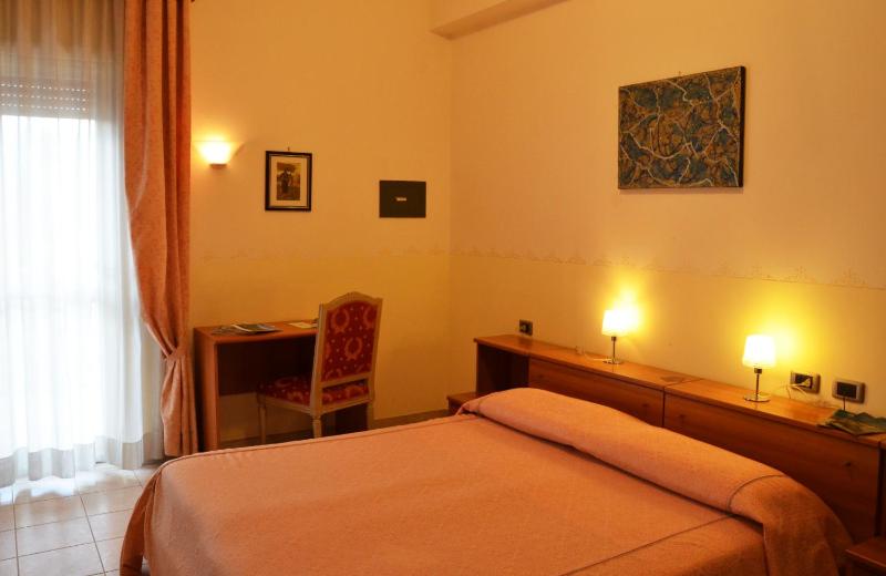 Double Room image 3