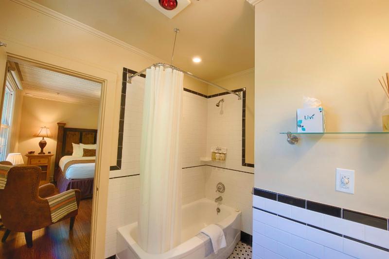 Deluxe King Room image 3