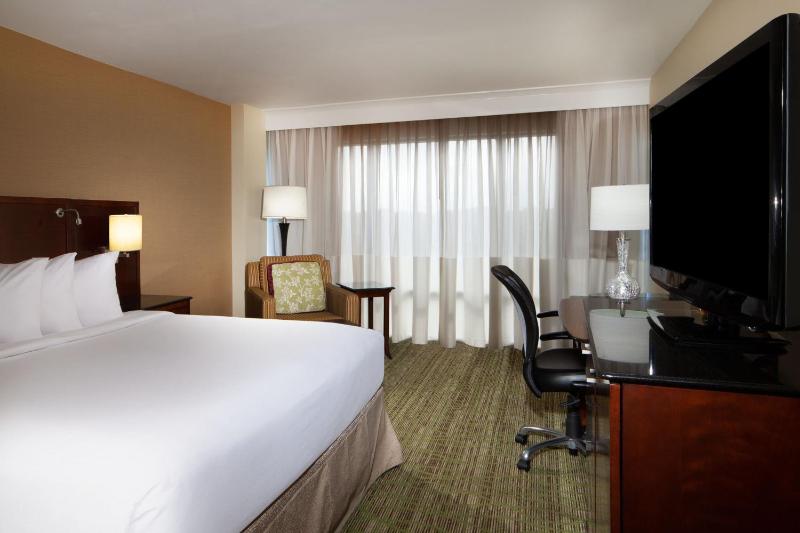 Guest Room, 1 King, High Floor image 1