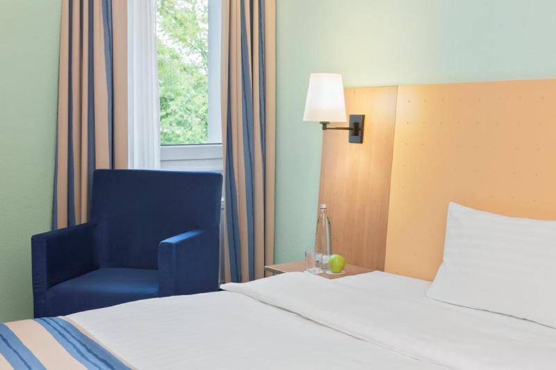 Business Twin Room image 2