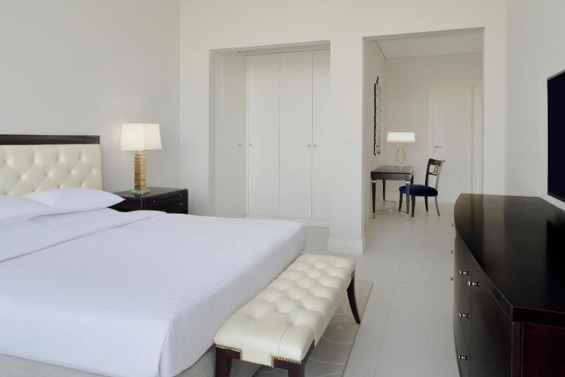 Executive King Room with Pantry Lounge Access and Shuttle Bus to JBR Beach and various shopping malls image 4