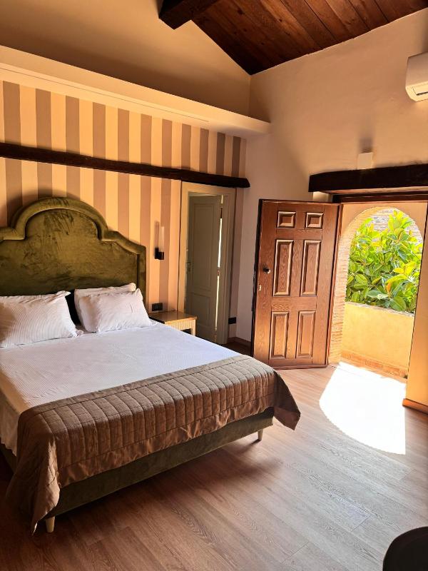 Superior Double Room image 4