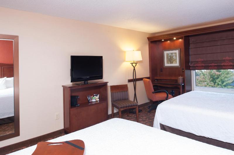 Queen Room with Two Queen Beds - Hearing Access/Non-Smoking image 2