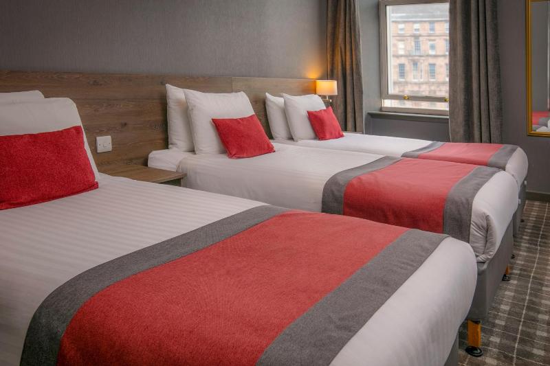 Standard Room with Three Single Beds image 1