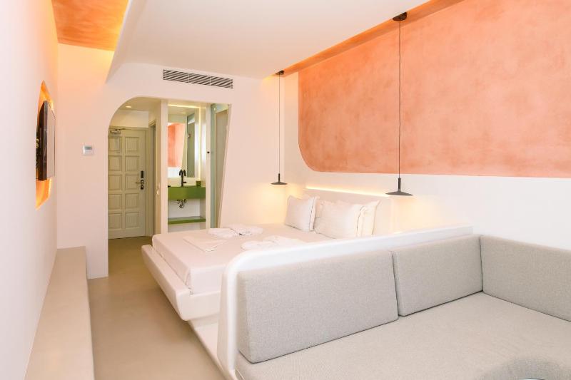 Deluxe Double Room with Sea View image 3