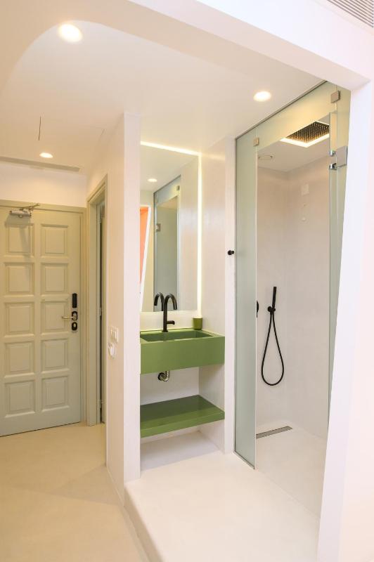 Deluxe Double Room with Sea View image 2