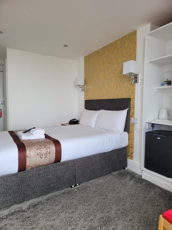 En Suite Double with Sea View image 3