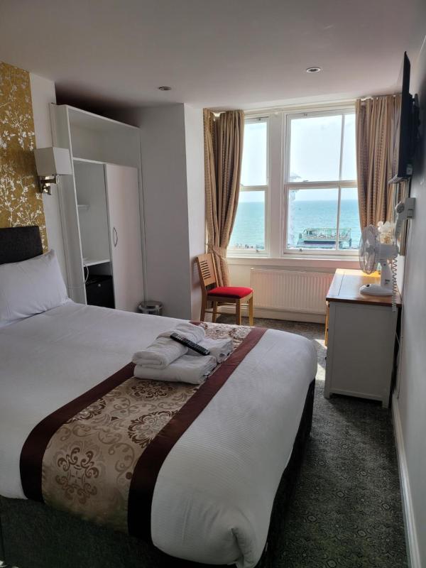En Suite Double with Sea View image 4