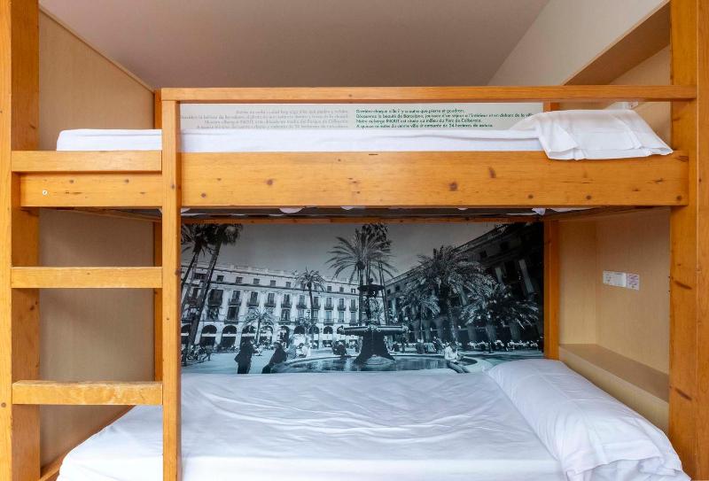 Bed in 10-Bed Female Dormitory Room with Private Bathroom image 3