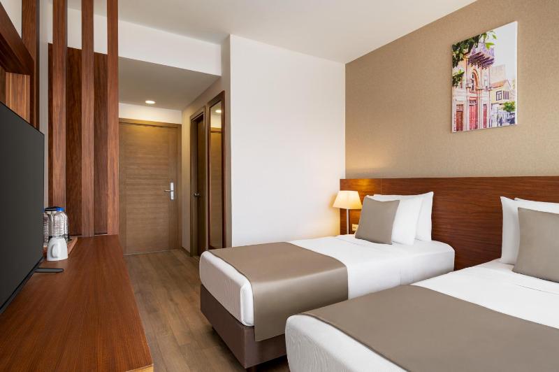 Standard Twin Room with Sea View image 4