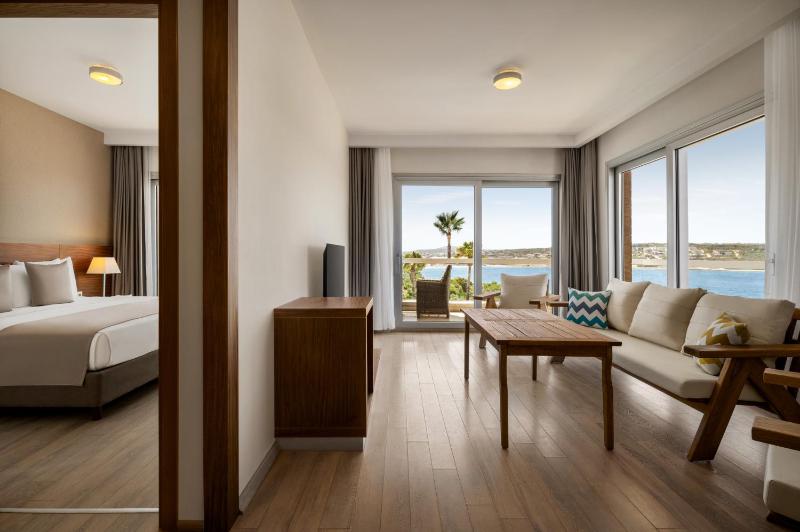 Executive Queen Suite with Sea View image 4
