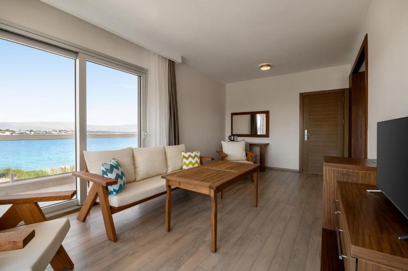 Executive Queen Suite with Sea View image 3