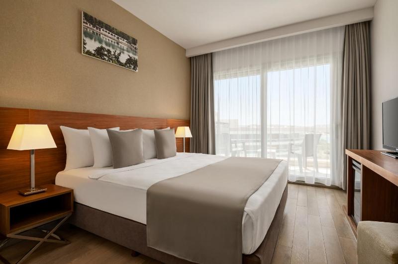 Standard Queen Room with Sea View image 2