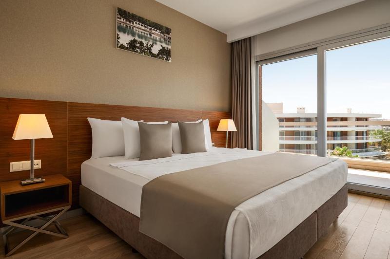 Junior Queen Suite with Garden View image 4