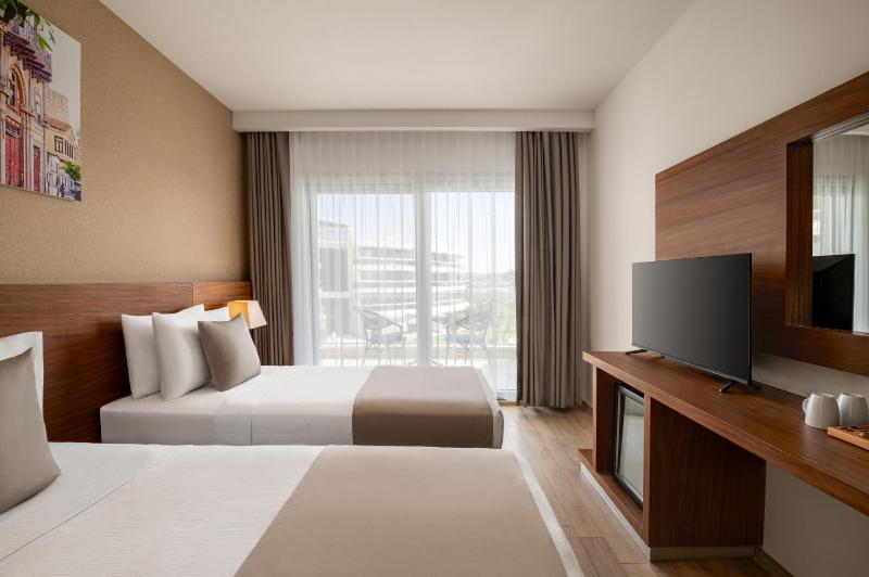 Standard Queen Room with Sea View image 4