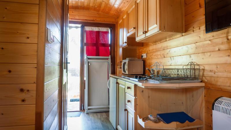 One-Bedroom Bungalow image 3