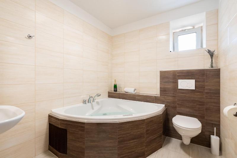 Double Room with Spa Bath image 1