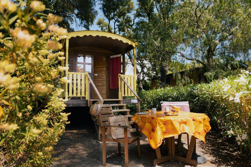 One-Bedroom Bungalow image 2