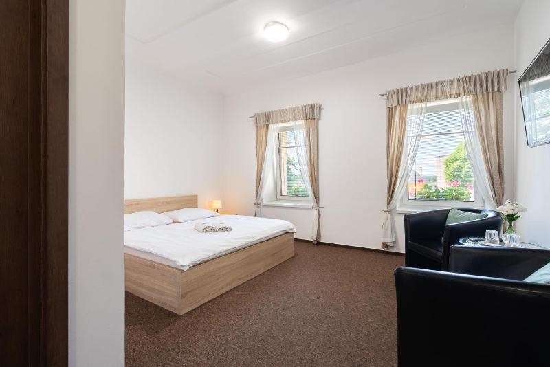 Double Room with Spa Bath image 3
