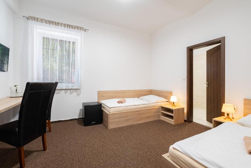 Twin Room with Bathroom image 3