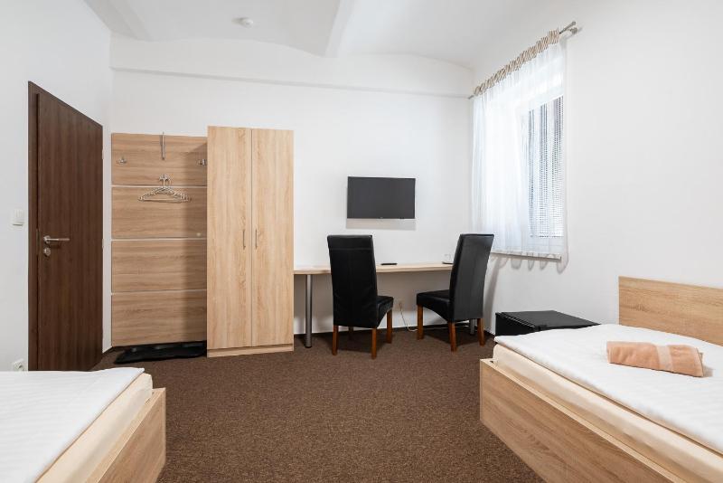 Twin Room with Bathroom image 4