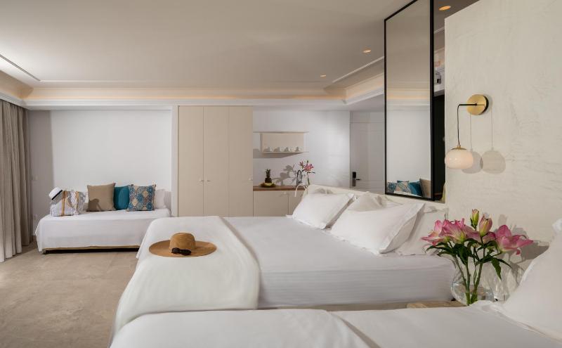 Signature suite front sea view  image 1