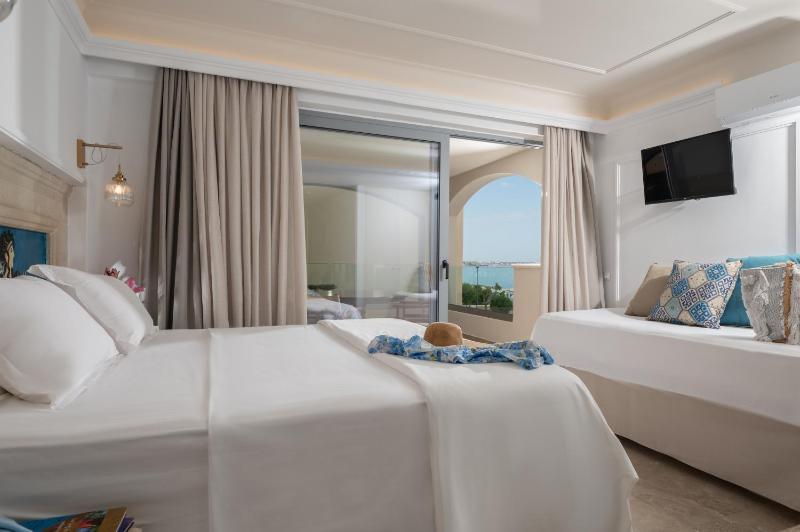 Junior Suite with Side Sea View (3 Adults) image 1
