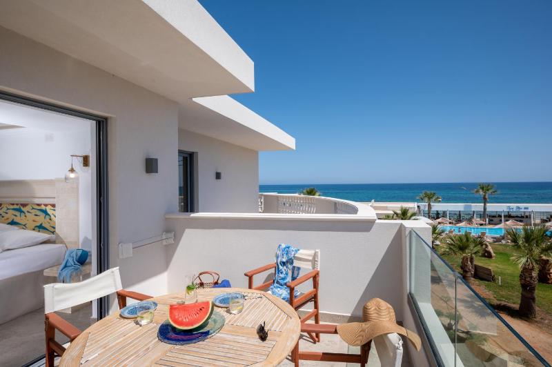 Junior Suite with Side Sea View (3 Adults) image 4