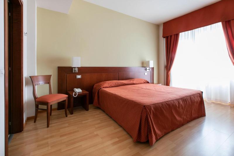 Double or Twin Room image 4